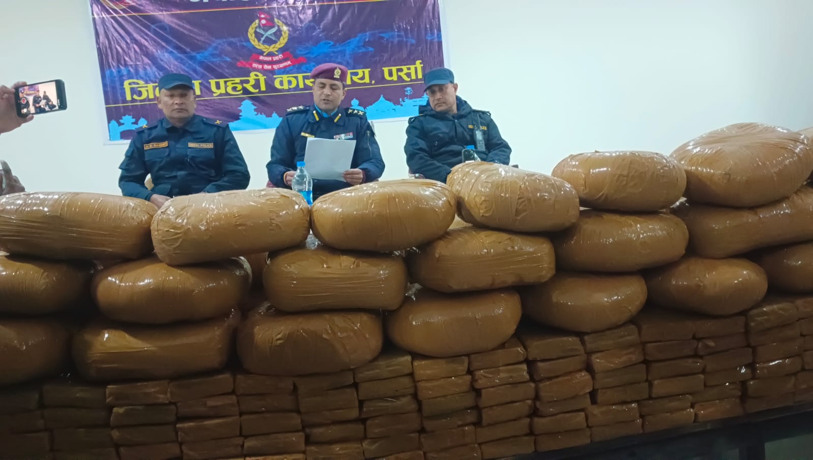 वीरगंजमा २४० केजी चरेशसहित ट्रक र दुई जना पक्राउ