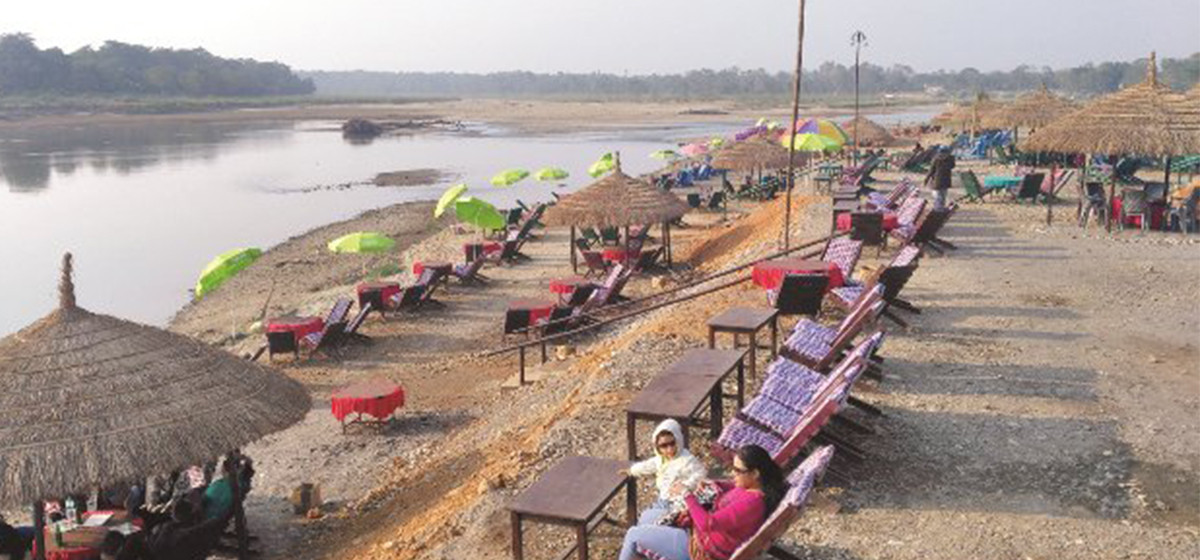 बाढीको त्रासले दसैँमा सौराहामा पर्यटक घटे, ७५ कोठामध्ये सात मात्रै बुकिङ