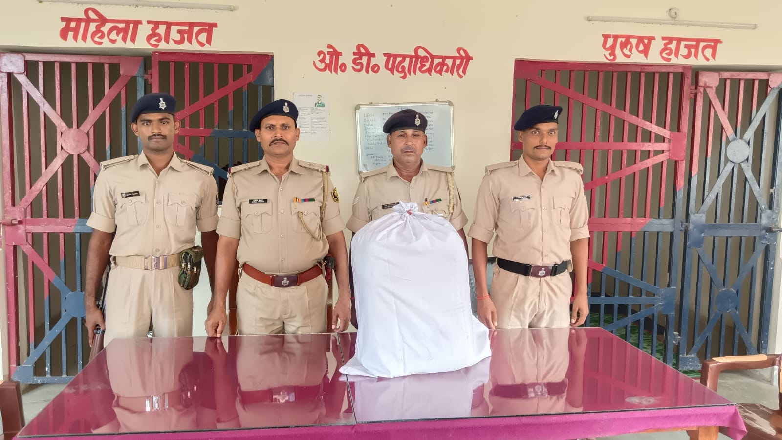 बिहारको पश्चिम चम्पारणस्थित झझरीबाट २१ किलो ४५० ग्राम गाँजा बरामद, कारोबारी फरार