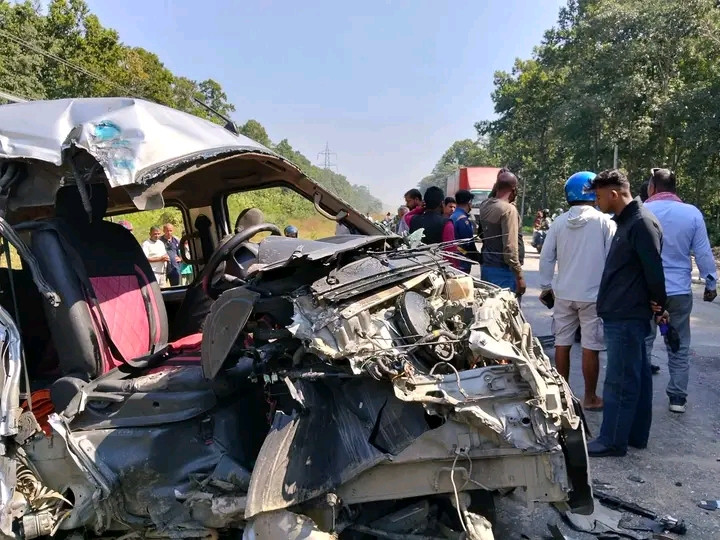 सर्लाहीमा ट्रक र ईभी गाडी ठोक्किँदा १२ जना घाइते, एकको अवस्था गम्भीर